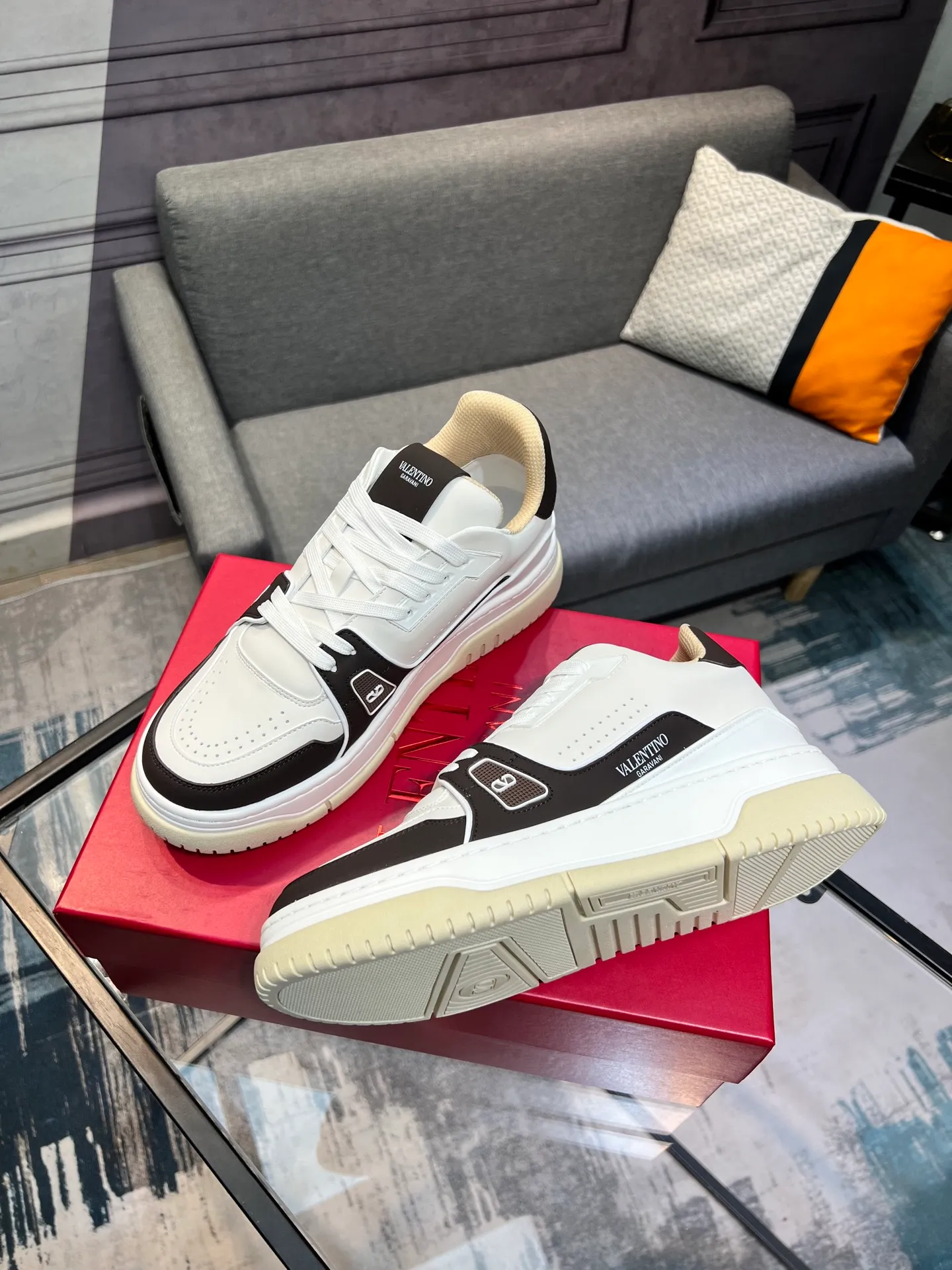 Men's Men's Shoes 💰660 Valentino 2023 early autumn new star shoes are now online! Wang Hedi and Ren Jialun have been worn by many celebrities. Who can refuse the same couple shoes as Wang Hedi! The design of Stars Stab My Heart is cool and spicy. The material of the shoes is cowhide, and every color is beautiful! Size 35-40, men’s size 39-44 (women’s 41, men’s 38, 45🉑️customized)